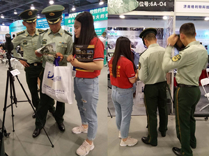 北京军警展--部队人员来我司展位参观产品