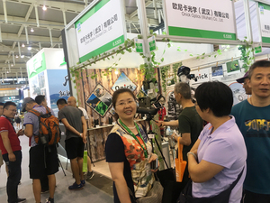 2017年南京户外展--客户在观看欧尼卡BD80ED连接手机的效果
